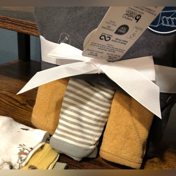 Gerber 3 Pack Of Onesies & Hooded Towel With Three Matching Washcloths all NWT - Picture 10 of 11